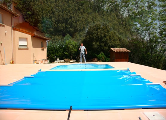 Déroulement facile de la bâche à barres piscine avec la sangle de rappel